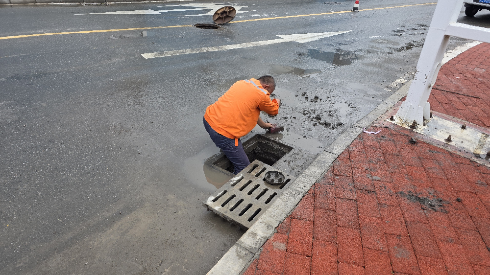 天水经开区公用事业公司检查排洪渠及道路雨水管道