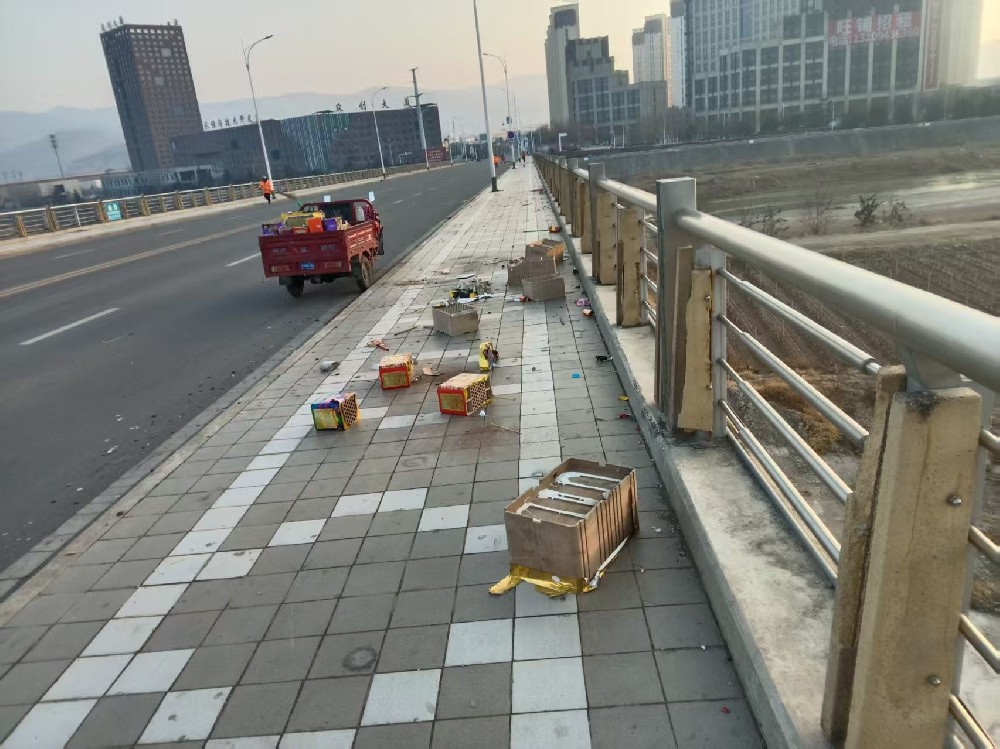 公用事业公司春节期间环卫工人坚守岗位保障园区环境卫生整洁