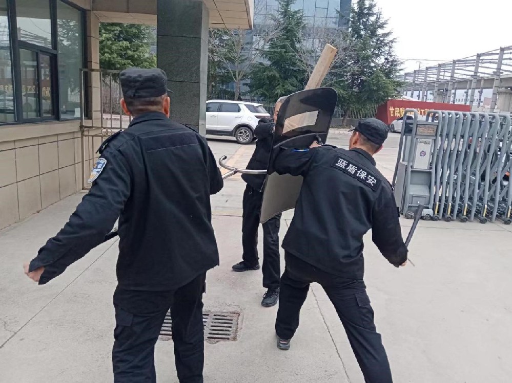 天水蓝盾保安公司组织保安人员进行防暴应急演练