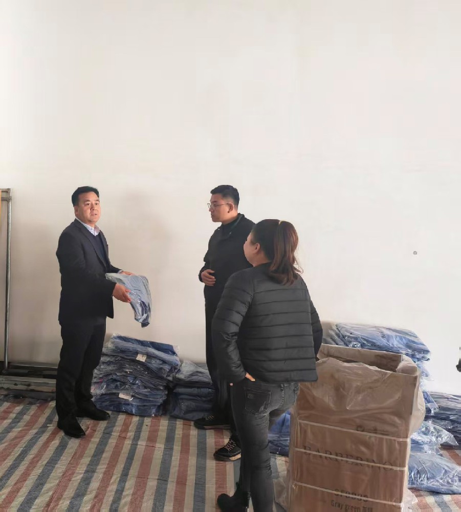 经发公司总经理王虎寅对产业孵化园企业进行安全检查