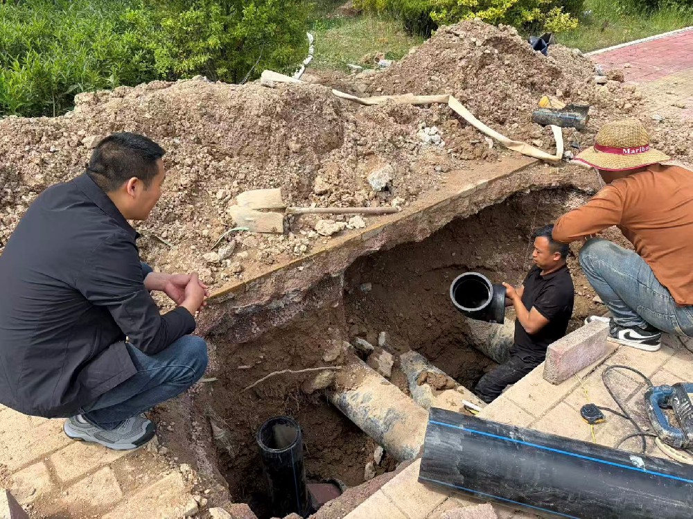 经发公司维修经开区社棠工业园区五号路北侧给水管道渗漏点位