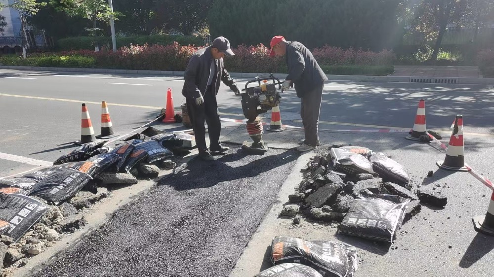 经发公司高效维修经开区产业孵化园门口路面