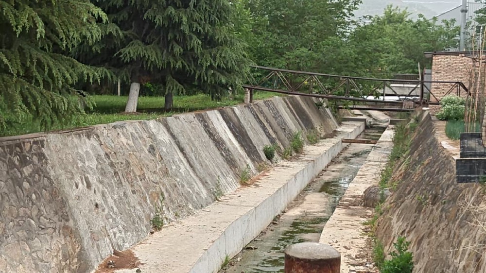 公用事业公司检查排洪渠及道路雨水管道